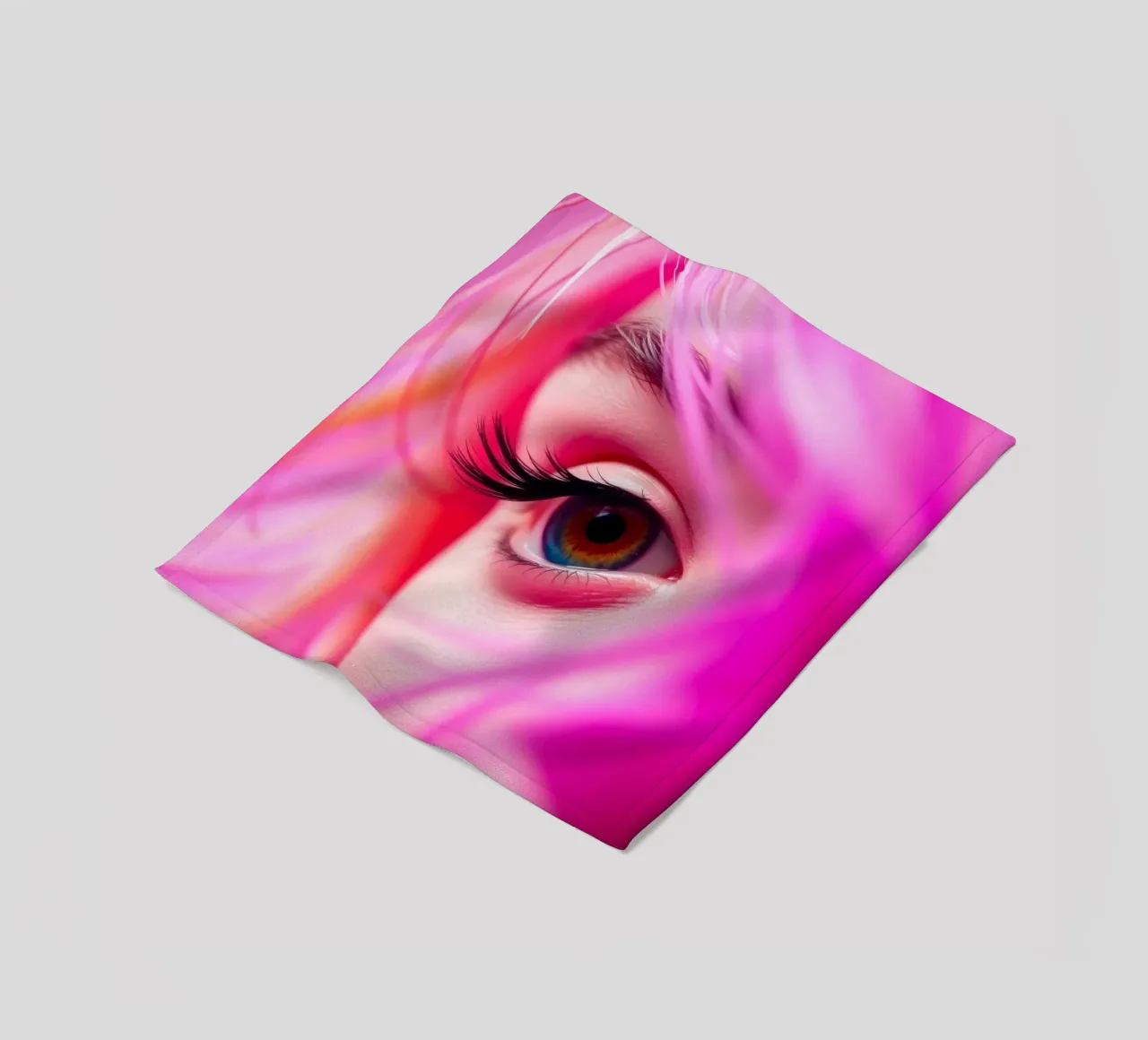 primo piano di un occhio con trucco colorato e capelli rosa coperta in pile da DesignDoodle