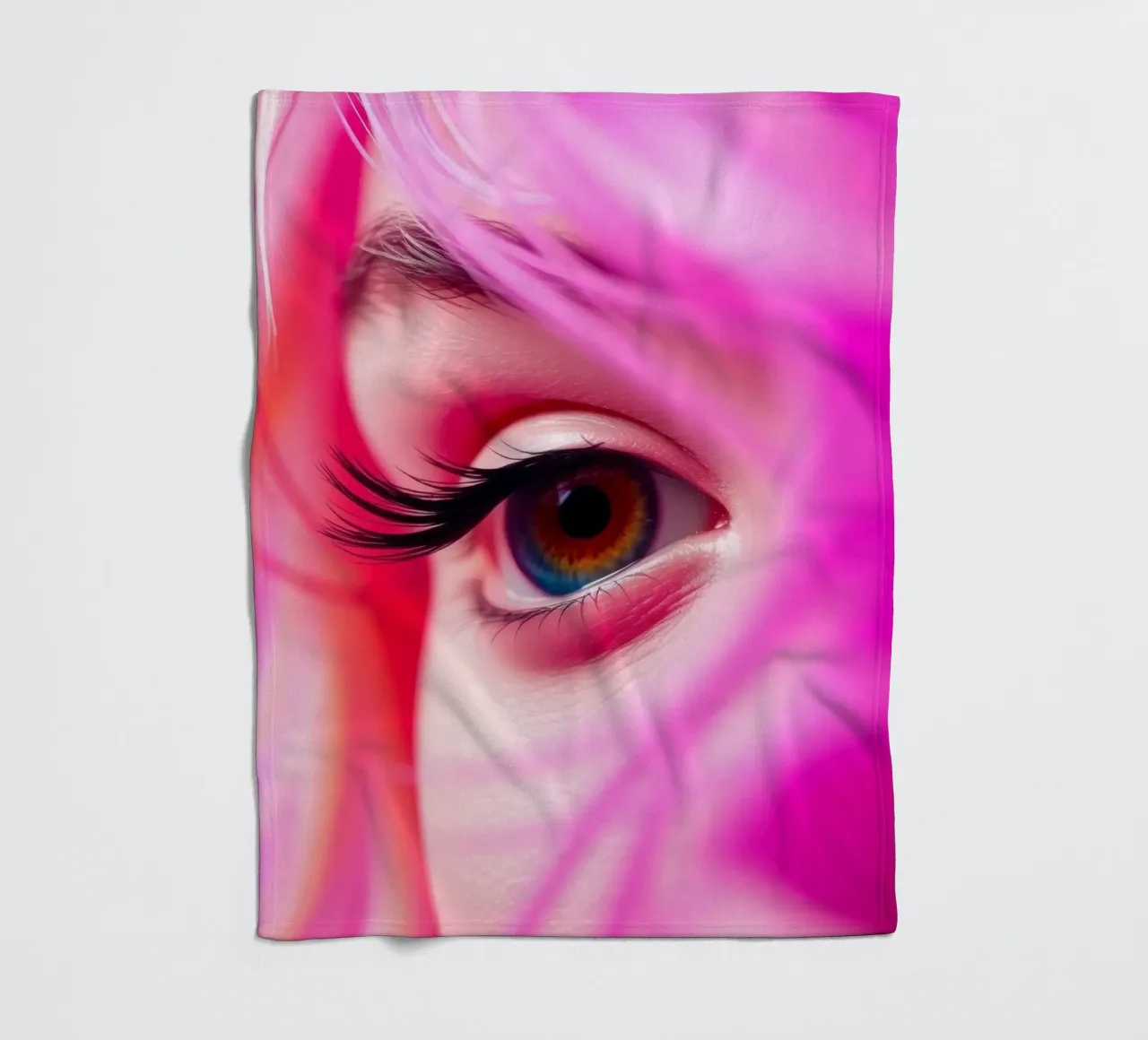primo piano di un occhio con trucco colorato e capelli rosa coperta in pile da DesignDoodle