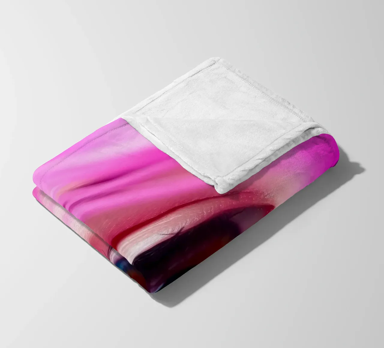 primo piano di un occhio con trucco colorato e capelli rosa coperta in pile da DesignDoodle