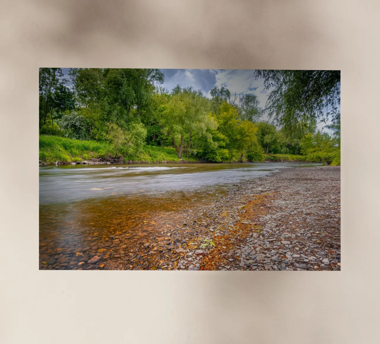 Fiume Saale con spiaggia di ghiaia vicino a Jena in primavera pellicola backlit da Marcus Beckert | Fotografie