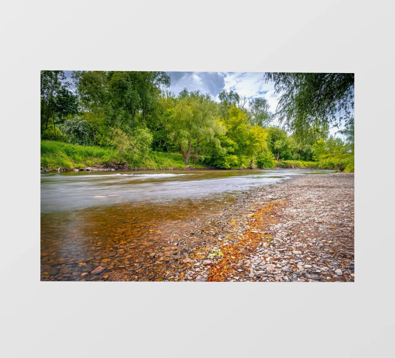 Fiume Saale con spiaggia di ghiaia vicino a Jena in primavera pellicola backlit da Marcus Beckert | Fotografie