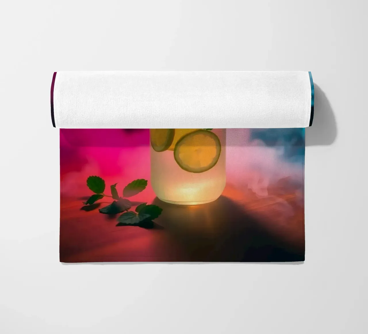 Bevanda rinfrescante con lime e menta circondata da colori telo mare da DesignDoodle