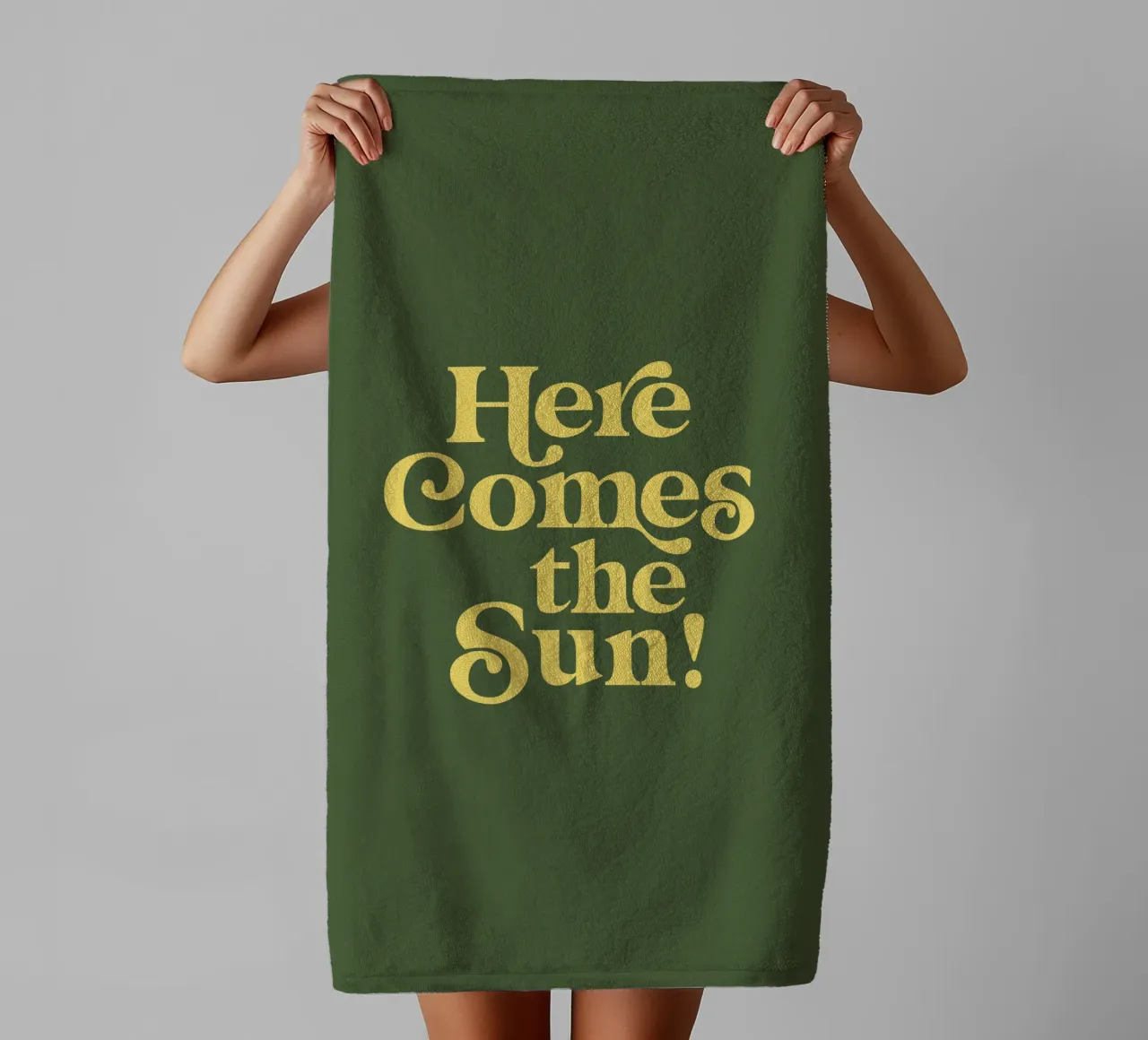 Impression typographique Here Comes the Sun en vert et jaune serviette de bain de THE MOTIVATED TYPE