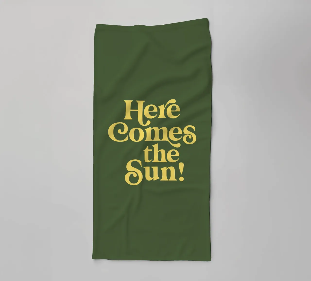 Impression typographique Here Comes the Sun en vert et jaune serviette de bain de THE MOTIVATED TYPE