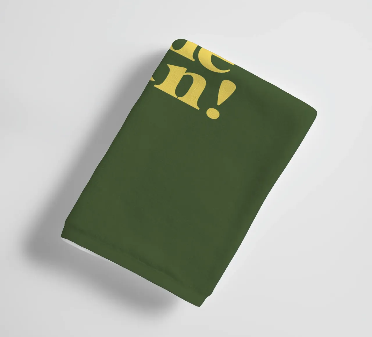 Impression typographique Here Comes the Sun en vert et jaune serviette de bain de THE MOTIVATED TYPE