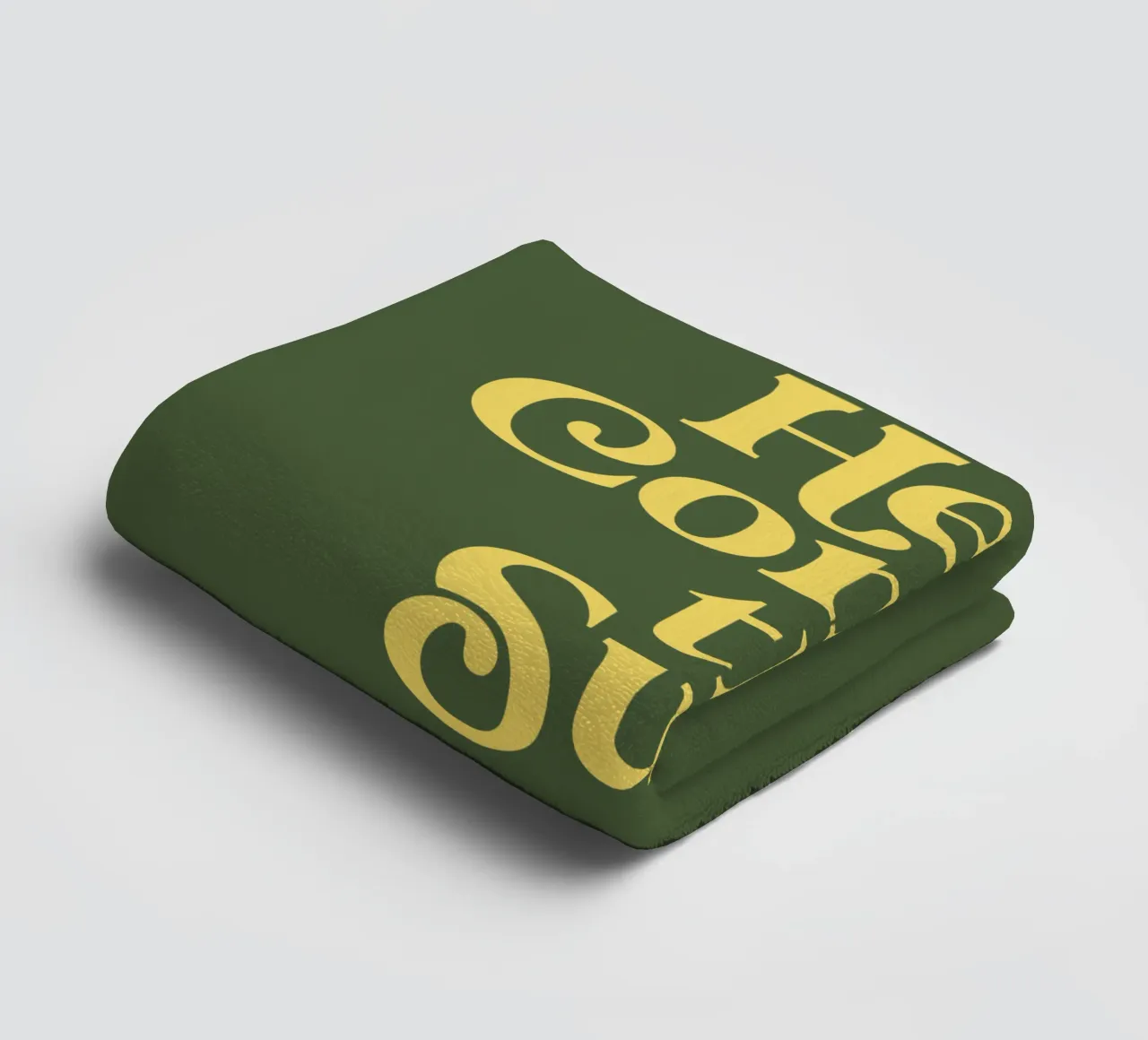 Impression typographique Here Comes the Sun en vert et jaune serviette de bain de THE MOTIVATED TYPE