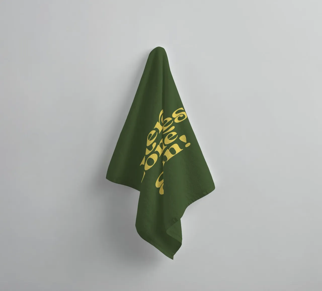 Impression typographique Here Comes the Sun en vert et jaune serviette de bain de THE MOTIVATED TYPE