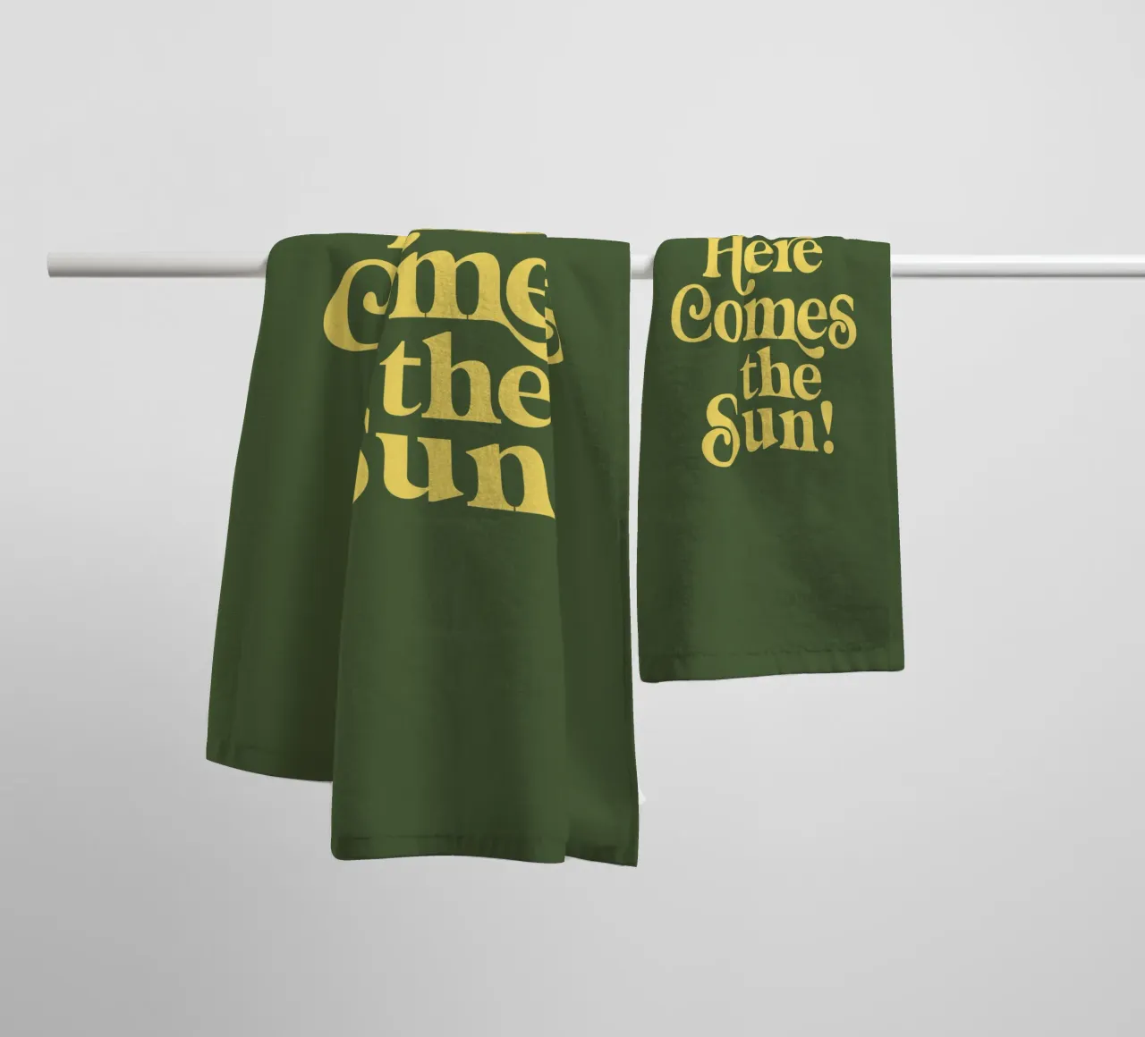Impression typographique Here Comes the Sun en vert et jaune serviette de bain de THE MOTIVATED TYPE