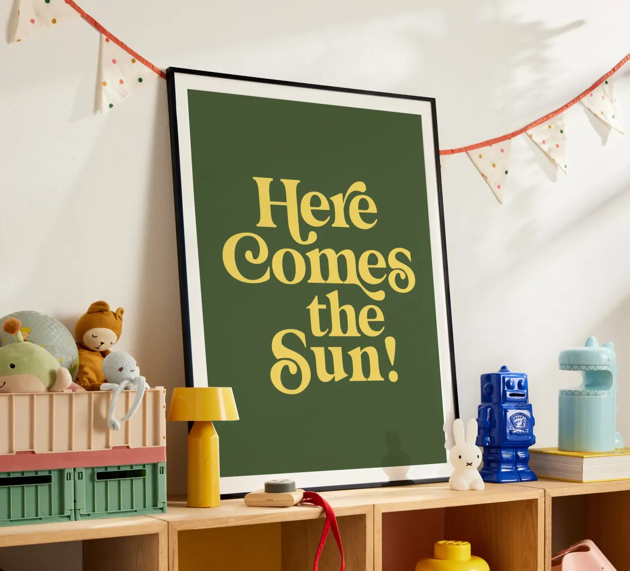 Impression typographique Here Comes the Sun en vert et jaune poster de THE MOTIVATED TYPE