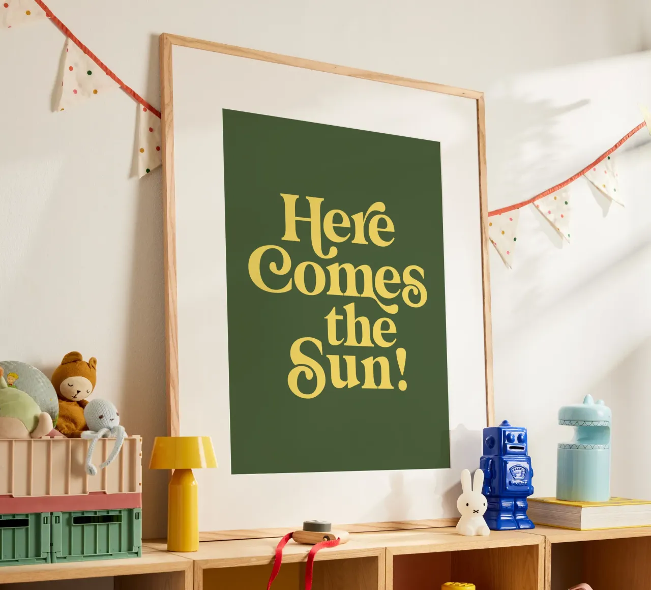 Impression typographique Here Comes the Sun en vert et jaune poster de THE MOTIVATED TYPE