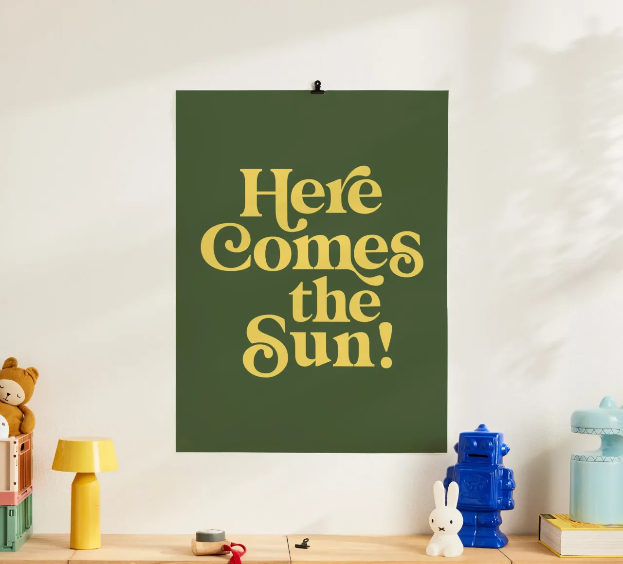 Impression typographique Here Comes the Sun en vert et jaune poster de THE MOTIVATED TYPE