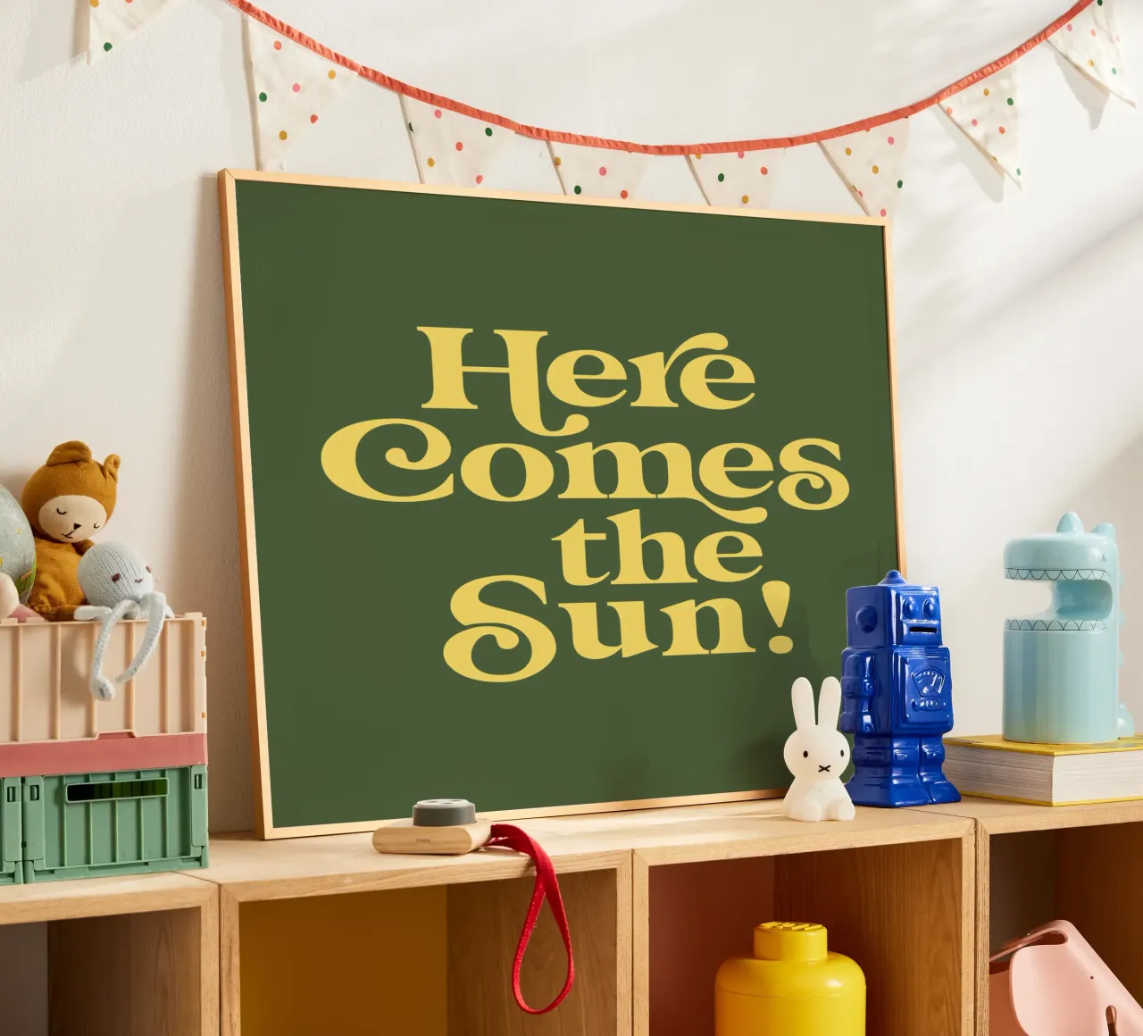 Impression typographique Here Comes the Sun en vert et jaune poster de THE MOTIVATED TYPE