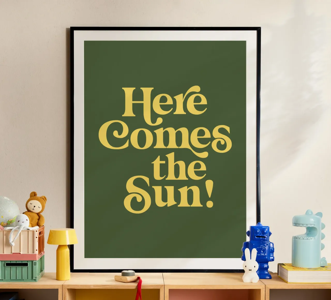 Impression typographique Here Comes the Sun en vert et jaune poster de THE MOTIVATED TYPE