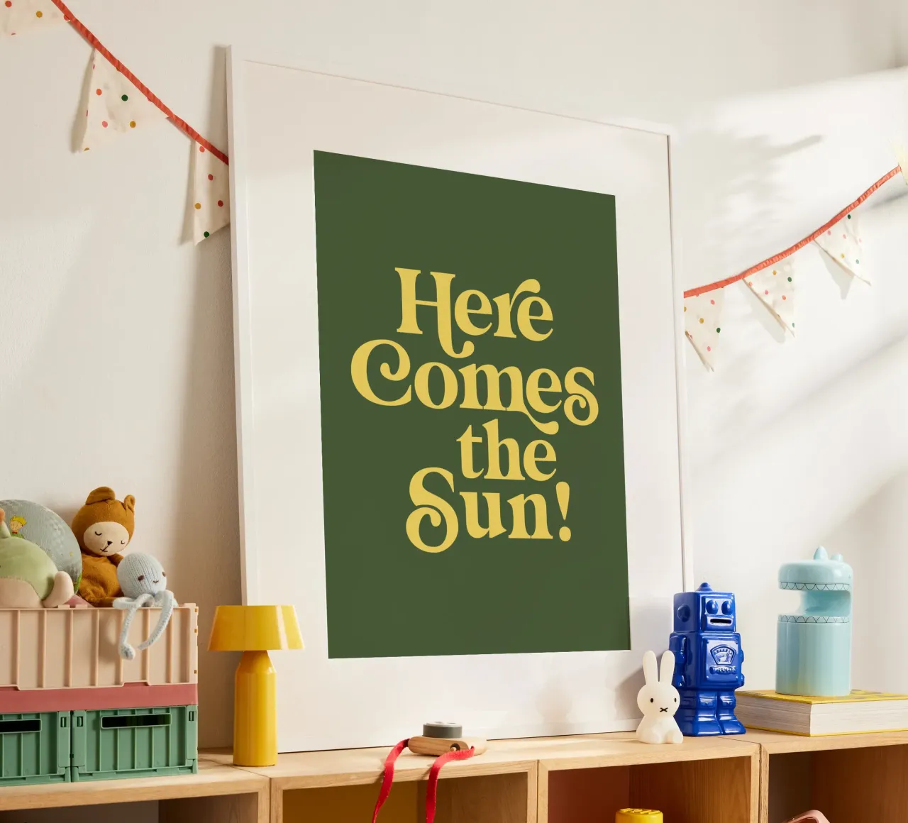 Impression typographique Here Comes the Sun en vert et jaune poster de THE MOTIVATED TYPE