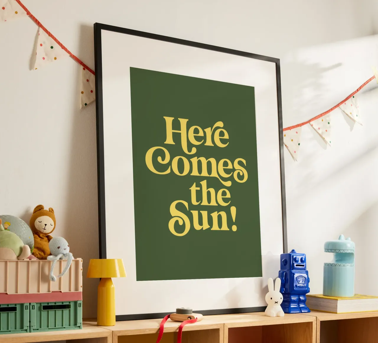 Impression typographique Here Comes the Sun en vert et jaune poster de THE MOTIVATED TYPE