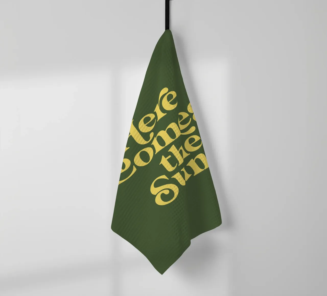 Impression typographique Here Comes the Sun en vert et jaune torchon de THE MOTIVATED TYPE