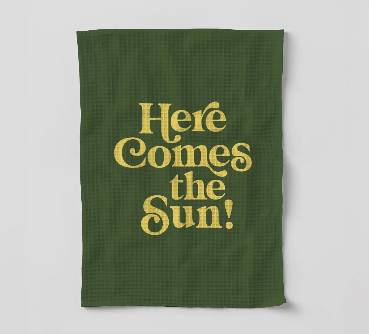 Impression typographique Here Comes the Sun en vert et jaune torchon de THE MOTIVATED TYPE