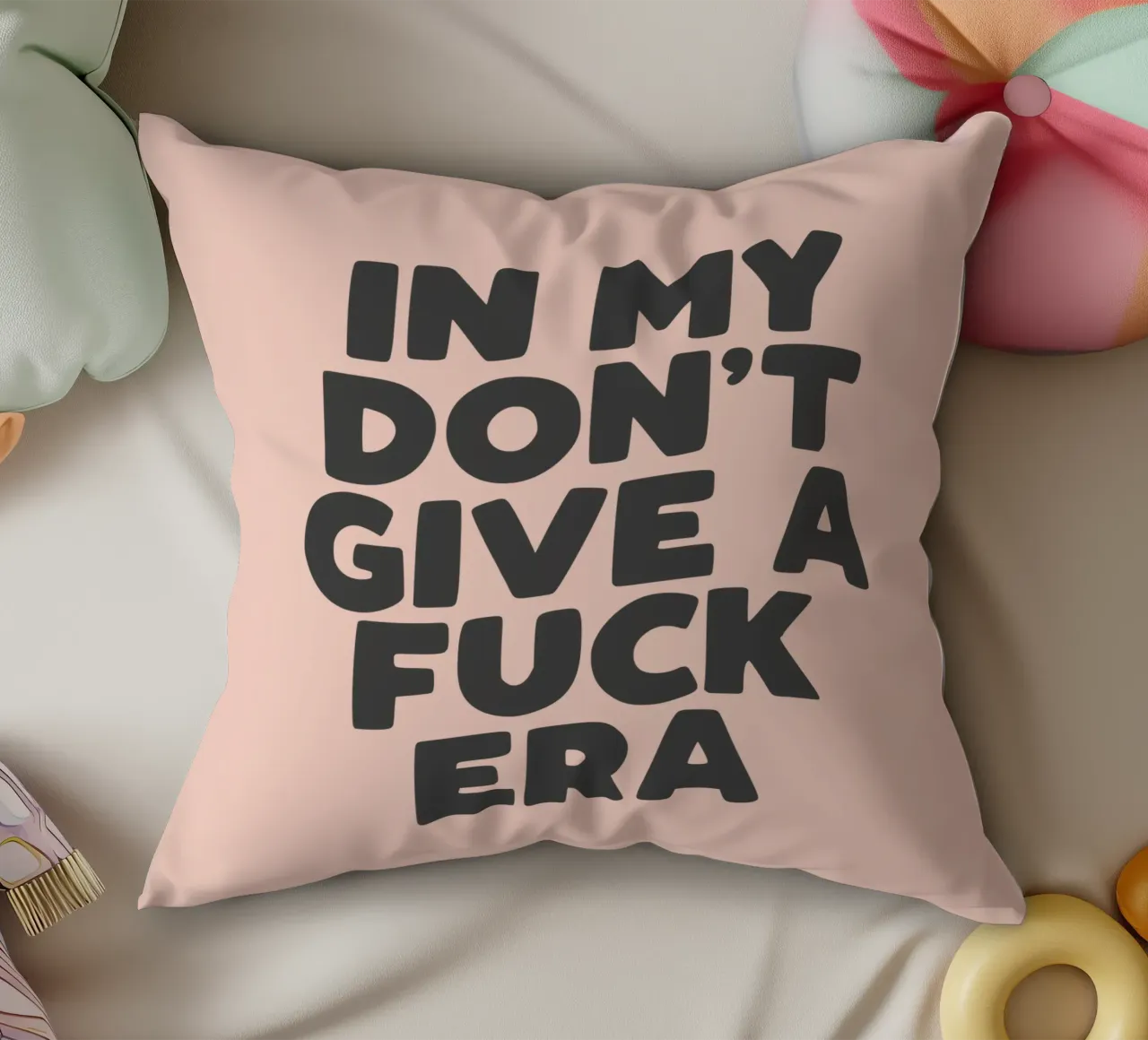 Stampa tipografica "In My Don't Give a Fuck Era Sassy" in Peach cuscino da THE MOTIVATED TYPE