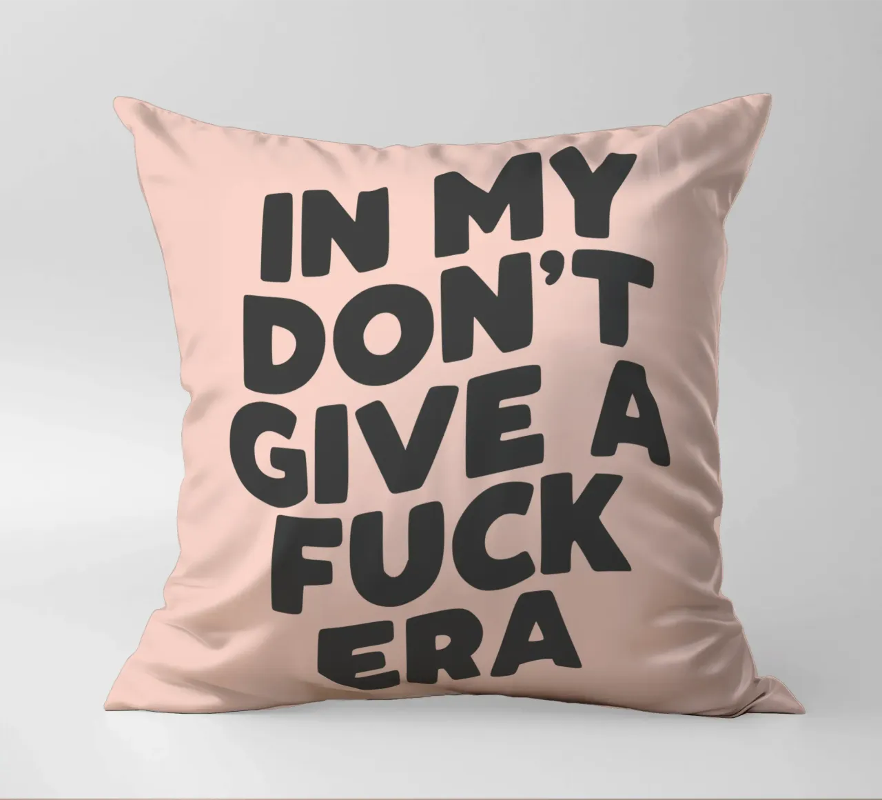 Stampa tipografica "In My Don't Give a Fuck Era Sassy" in Peach cuscino da THE MOTIVATED TYPE
