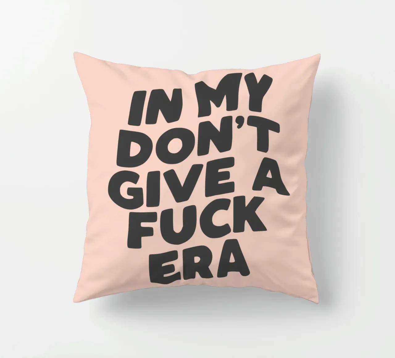 Stampa tipografica "In My Don't Give a Fuck Era Sassy" in Peach cuscino da THE MOTIVATED TYPE