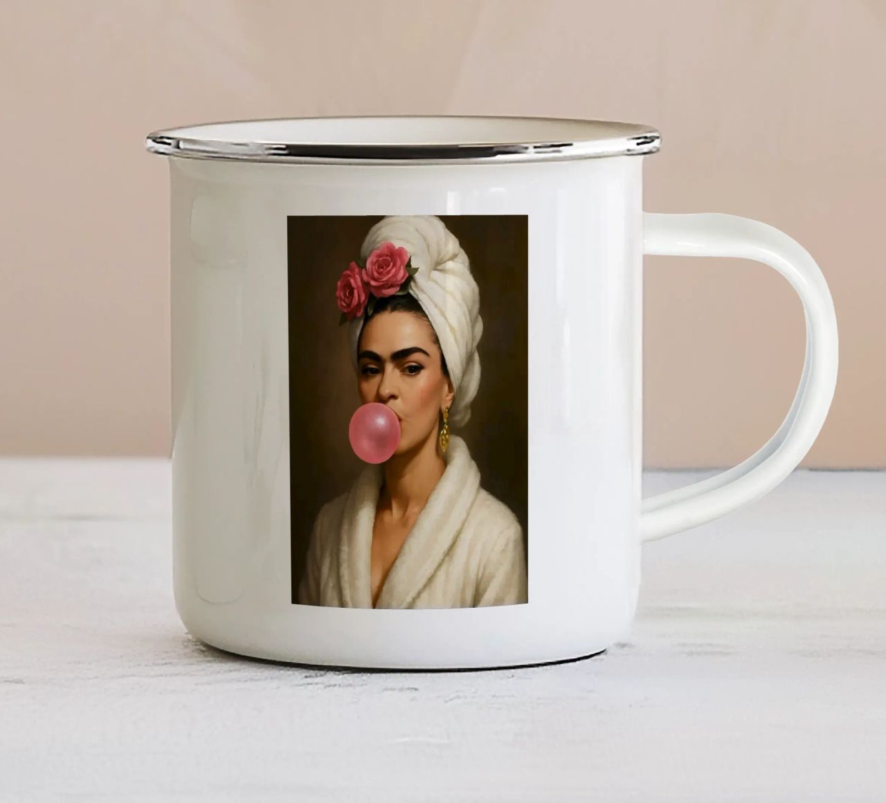 Frida Kahlo Kauwgom In Badjas Portret emaille mok van ARTOMATIC