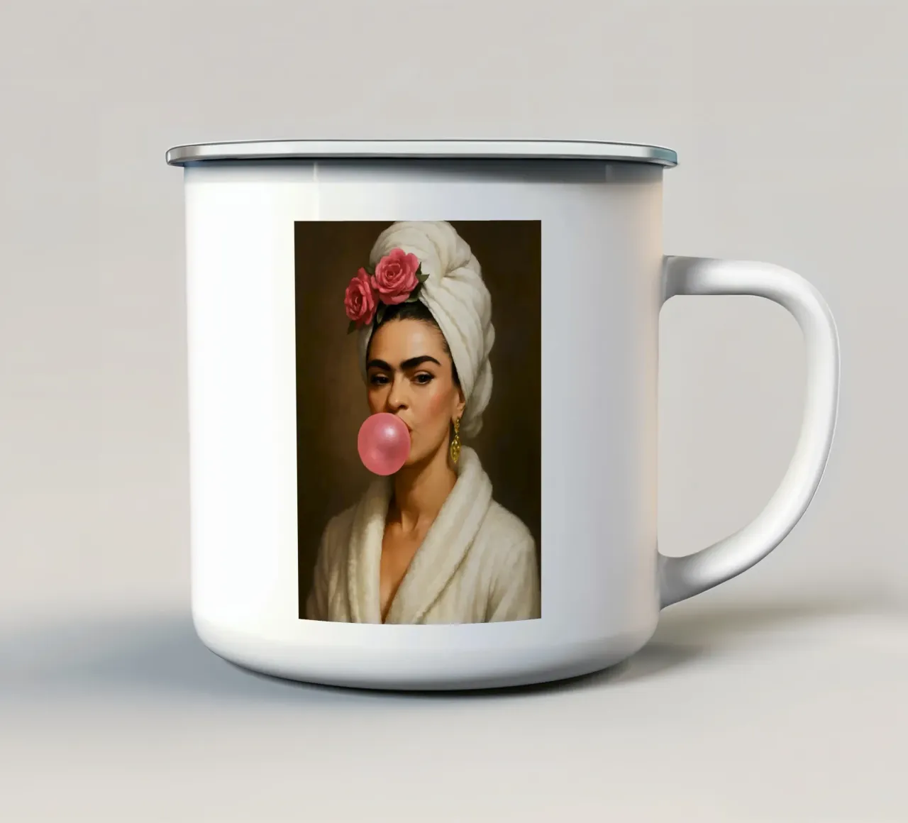 Frida Kahlo, gomma da masticare in accappatoio, ritratto tazza in smalto da ARTOMATIC