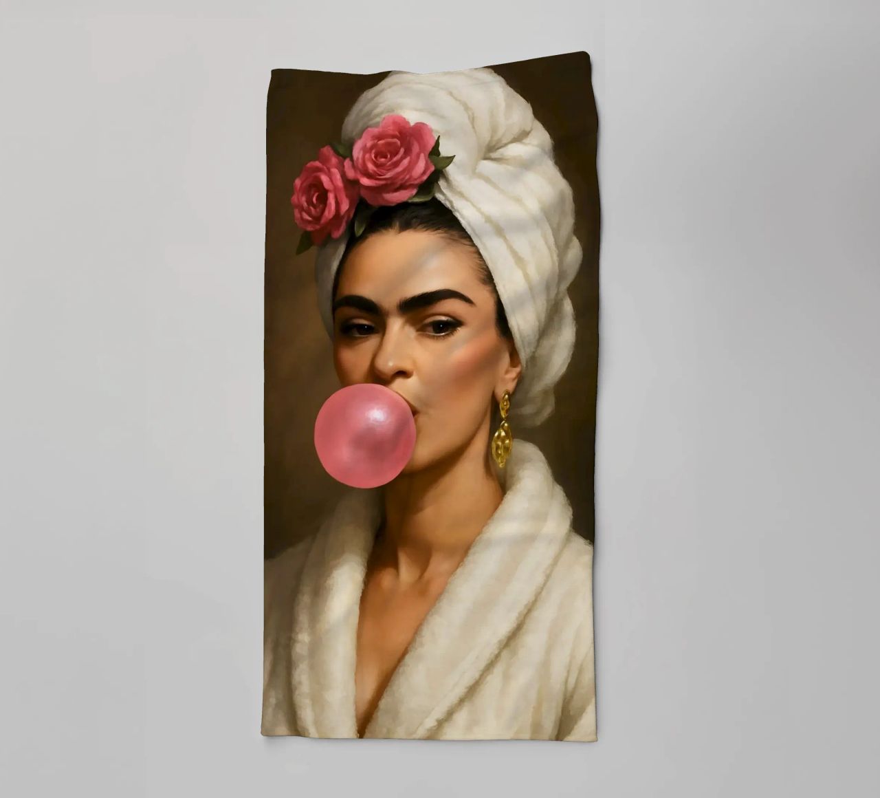 Frida Kahlo Kauwgom In Badjas Portret badhanddoek van ARTOMATIC