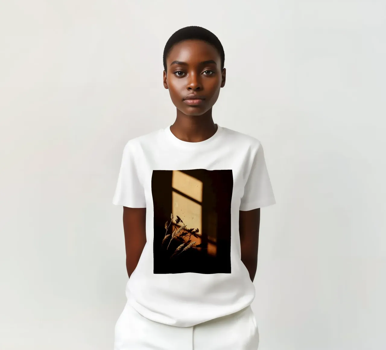 Warm zonlicht werpt schaduwen van gedroogde planten t-shirt van DesignDoodle