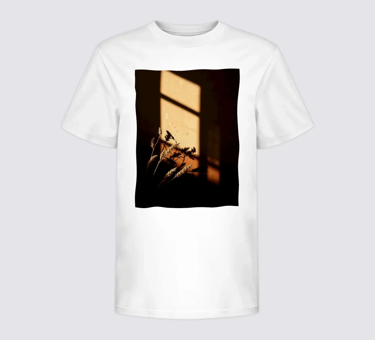 Warmes Sonnenlicht wirft Schatten auf getrocknete Pflanzen Kinder T-Shirt von DesignDoodle