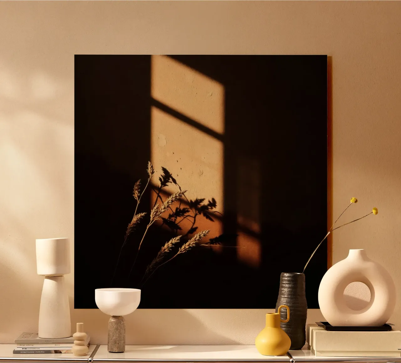 Warmes Sonnenlicht wirft Schatten auf getrocknete Pflanzen Forex-Platte von DesignDoodle