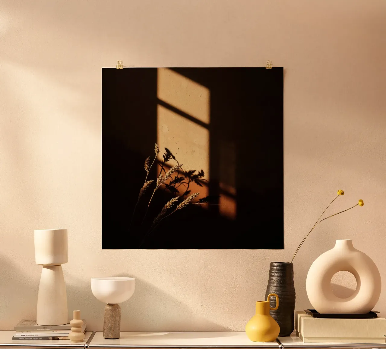 Warm zonlicht werpt schaduwen van gedroogde planten hahnemühle van DesignDoodle