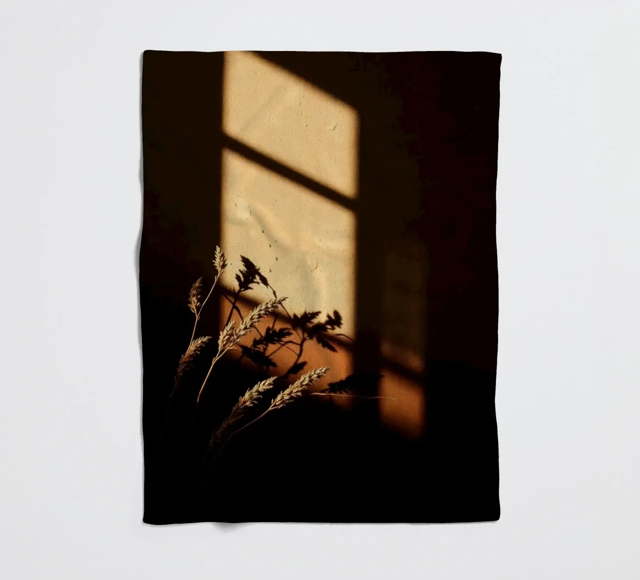 Warm zonlicht werpt schaduwen van gedroogde planten fleecedeken van DesignDoodle