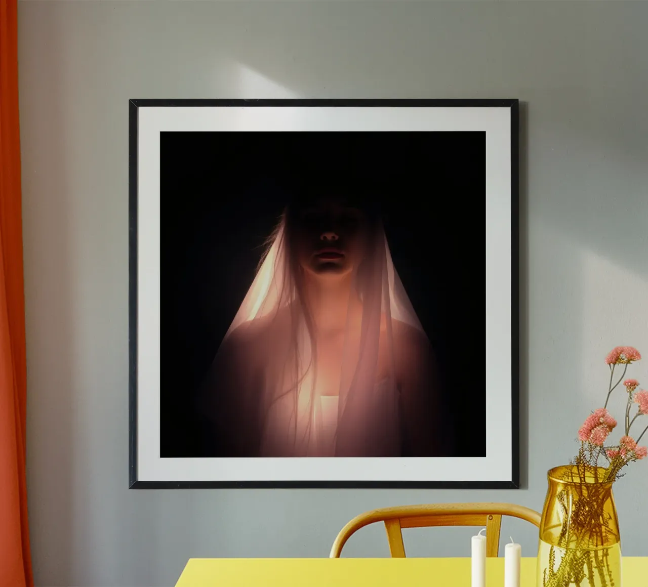 Figur mit einem Schleier, der von unten beleuchtet wird, in einem dunklen Raum Hahnemühle von DesignDoodle