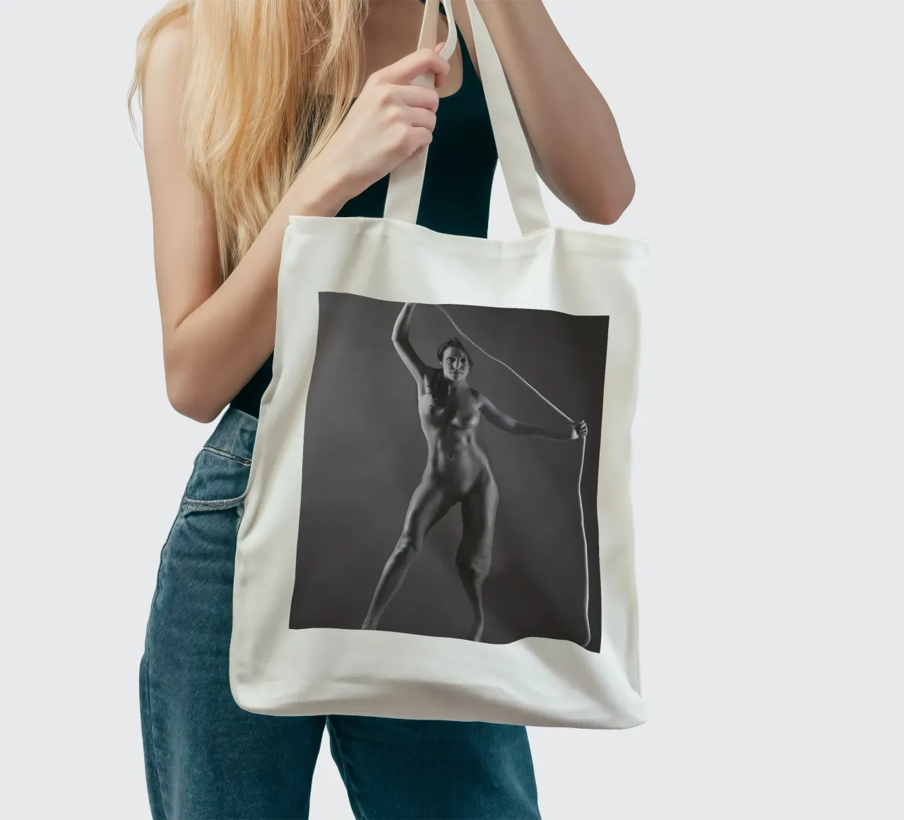 Laura with a rope borsa in juta da Dave Hare Photography