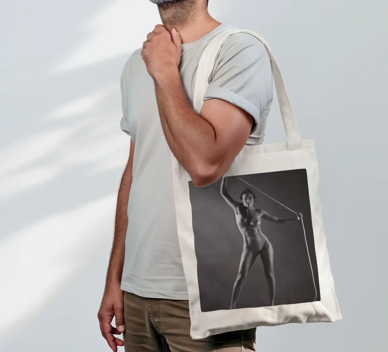Laura with a rope borsa in juta da Dave Hare Photography