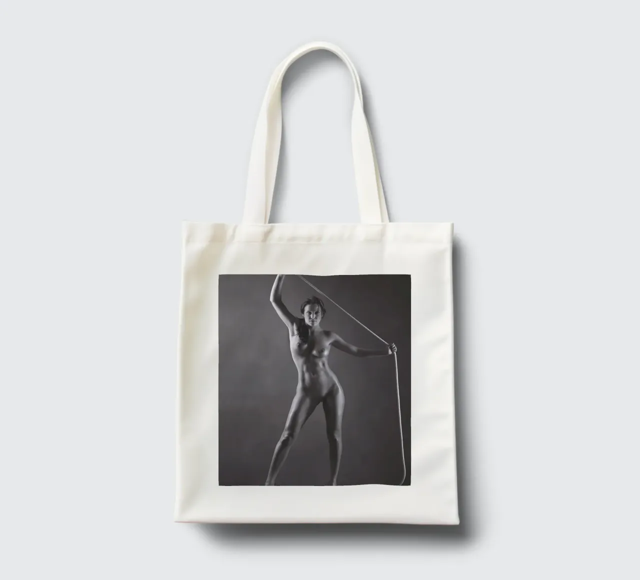 Laura with a rope borsa in juta da Dave Hare Photography