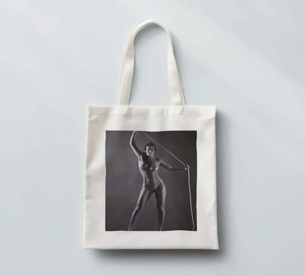 Laura with a rope borsa in juta da Dave Hare Photography