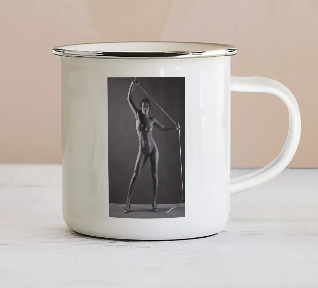 Laura with a rope tazza in smalto da Dave Hare Photography