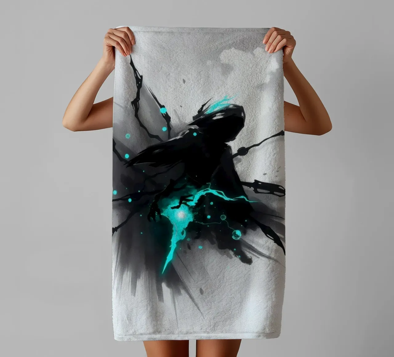 figuur die uit de schaduwen opduikt met blauwe elektrische energie badhanddoek van DesignDoodle