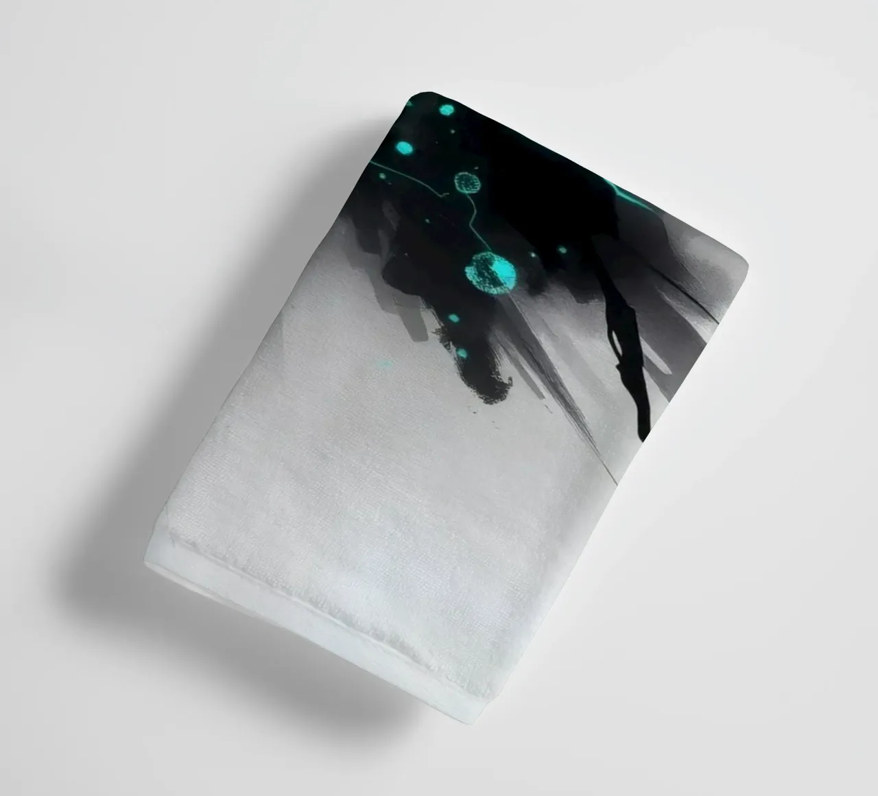 figuur die uit de schaduwen opduikt met blauwe elektrische energie badhanddoek van DesignDoodle