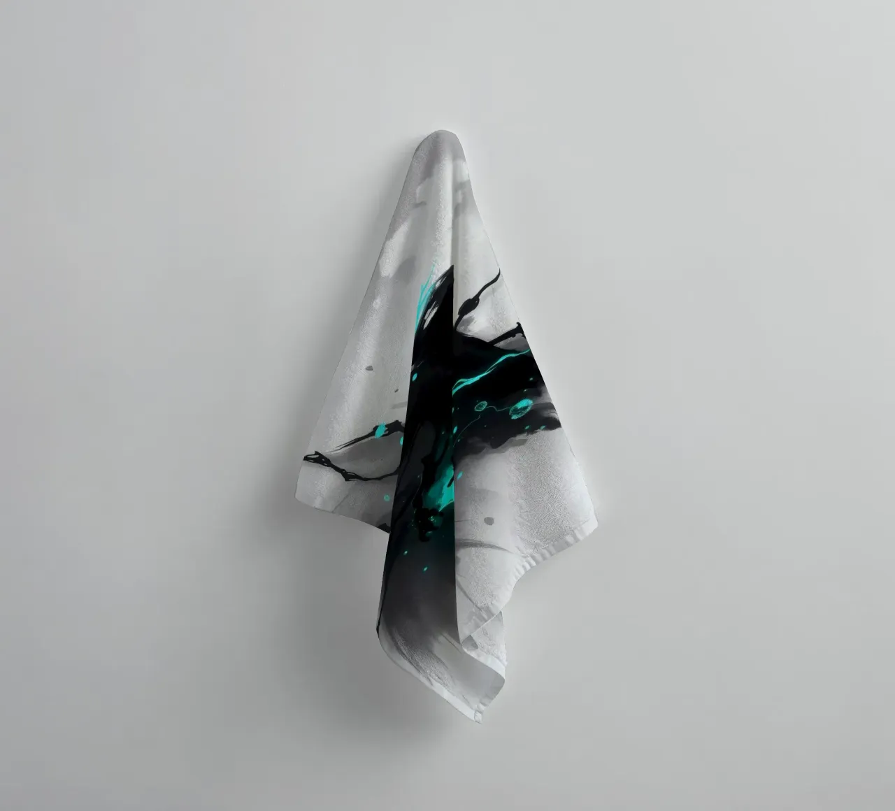 figuur die uit de schaduwen opduikt met blauwe elektrische energie badhanddoek van DesignDoodle