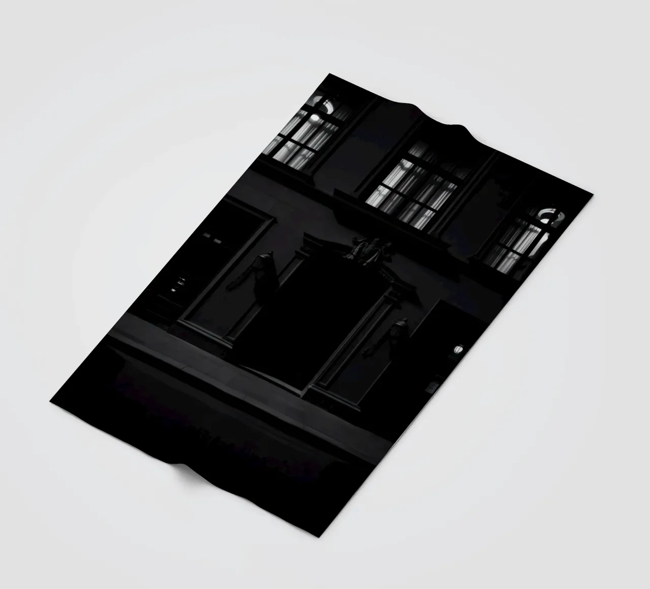 Ombre all'ingresso di un edificio storico di notte coperta in pile da DesignDoodle