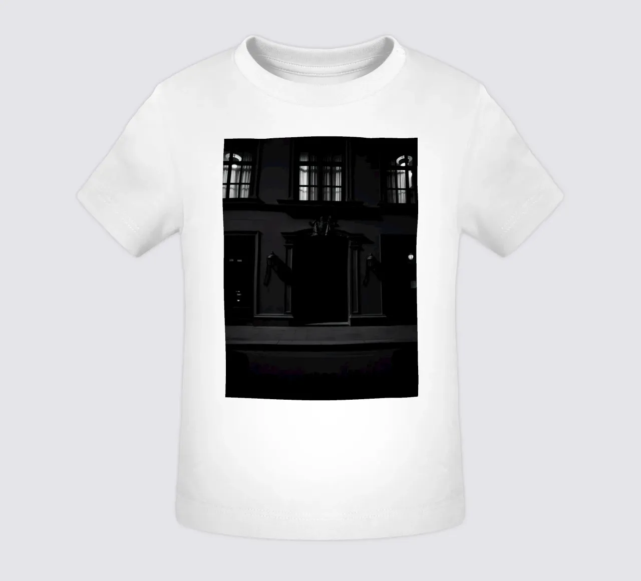 Ombre all'ingresso di un edificio storico di notte maglietta neonato da DesignDoodle