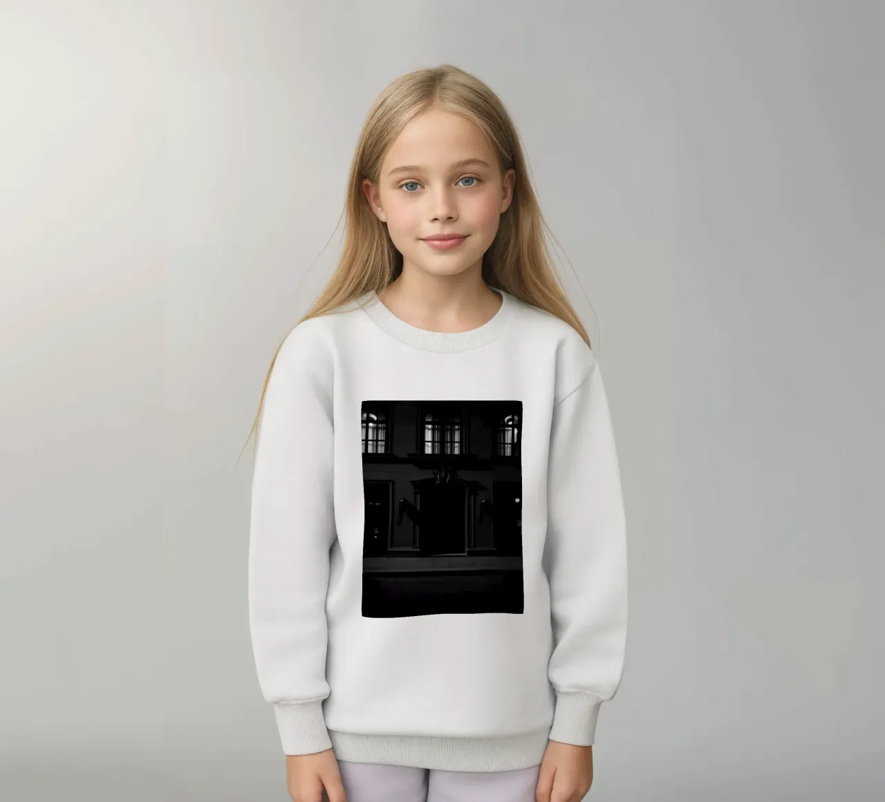 Ombre all'ingresso di un edificio storico di notte felpa bambino da DesignDoodle