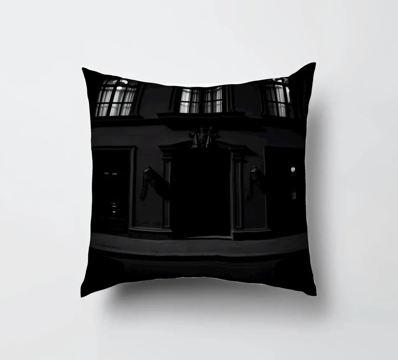 Ombre all'ingresso di un edificio storico di notte cuscino da DesignDoodle