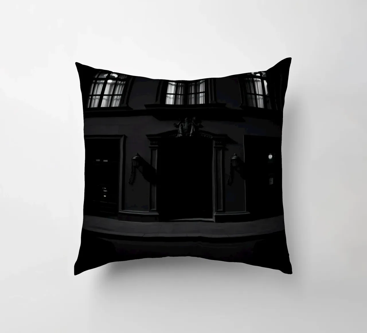 Ombre all'ingresso di un edificio storico di notte cuscino da DesignDoodle