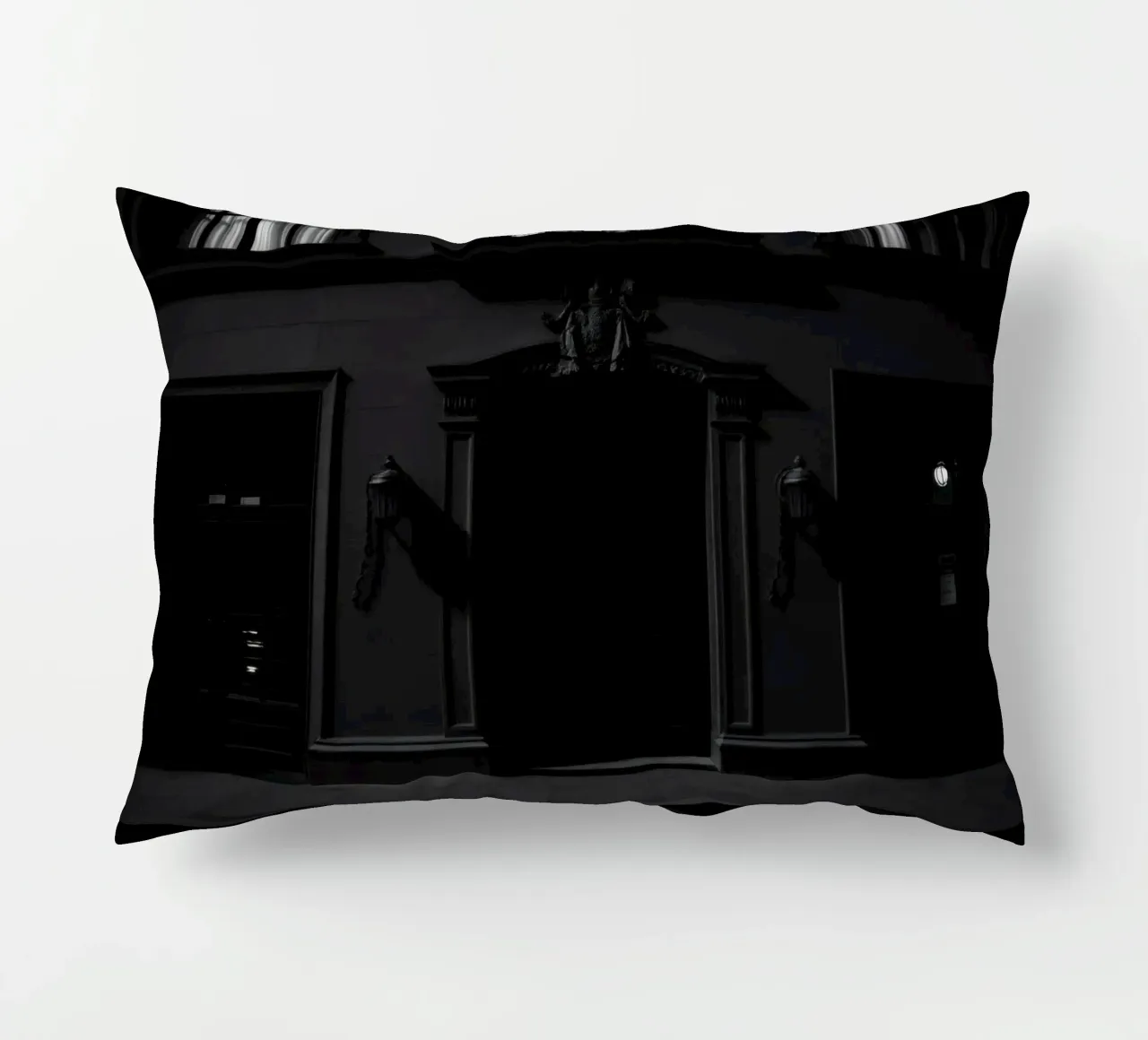 Ombre all'ingresso di un edificio storico di notte cuscino da DesignDoodle