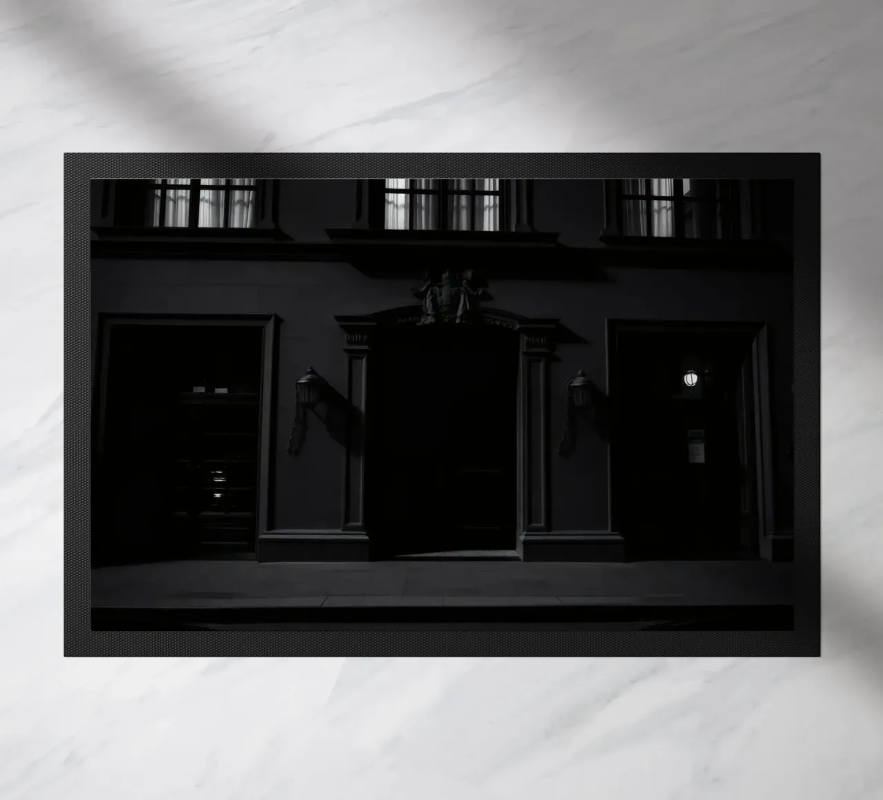 Ombre all'ingresso di un edificio storico di notte zerbino da DesignDoodle