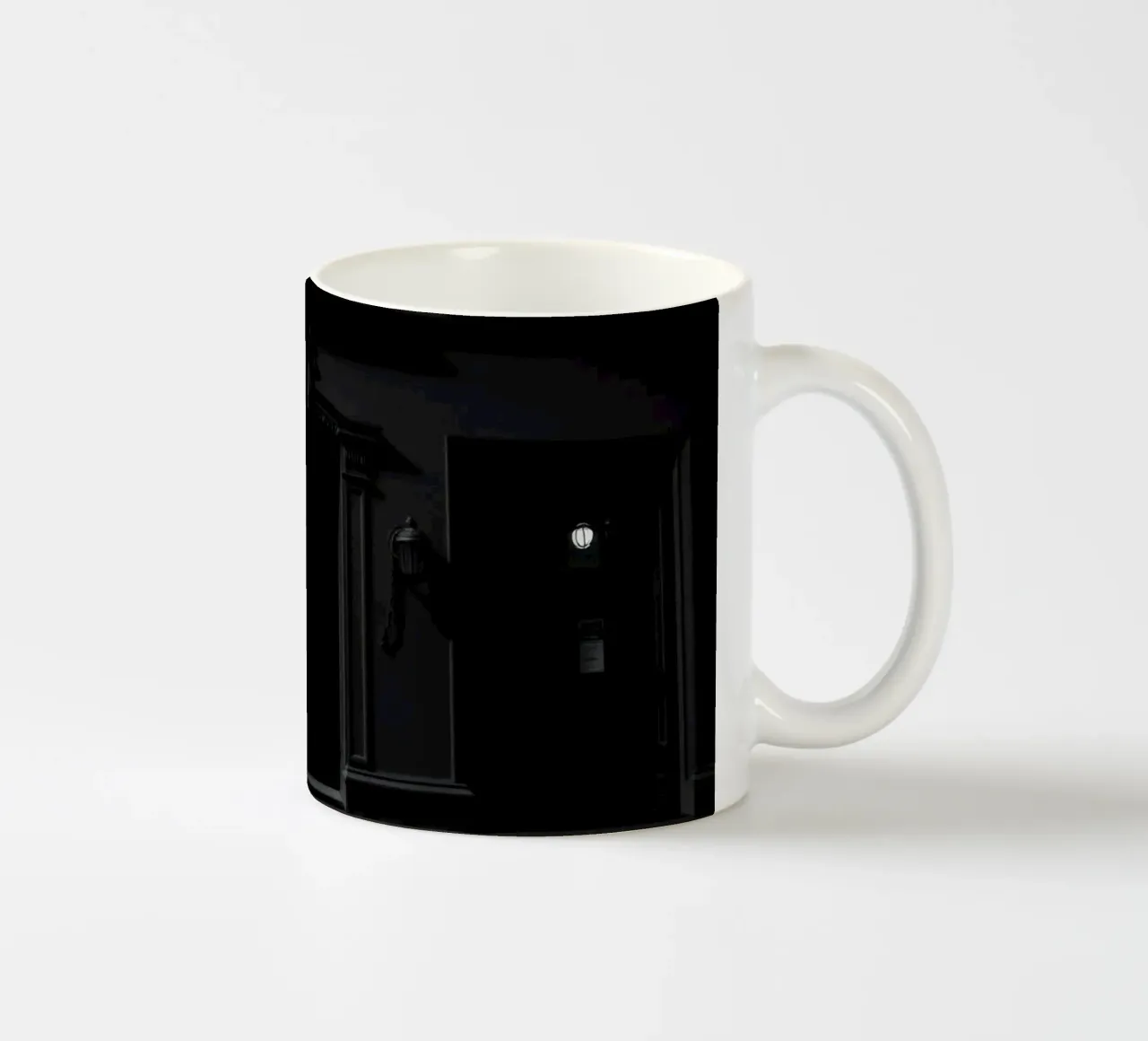 Ombre all'ingresso di un edificio storico di notte tazza in ceramica da DesignDoodle