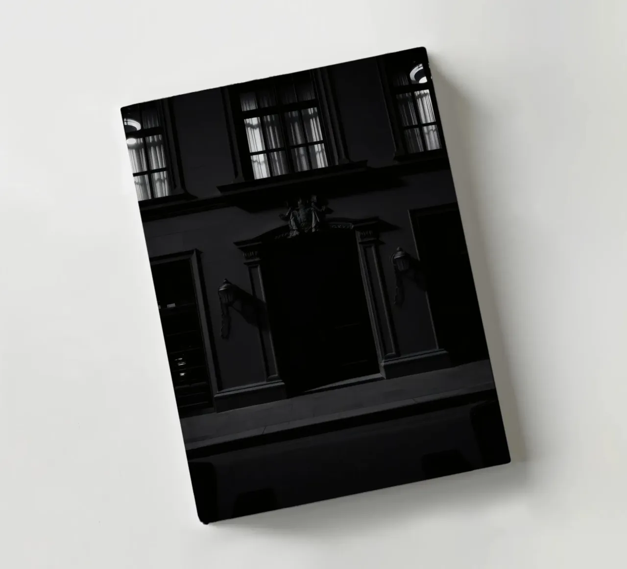 Ombre all'ingresso di un edificio storico di notte diario da DesignDoodle
